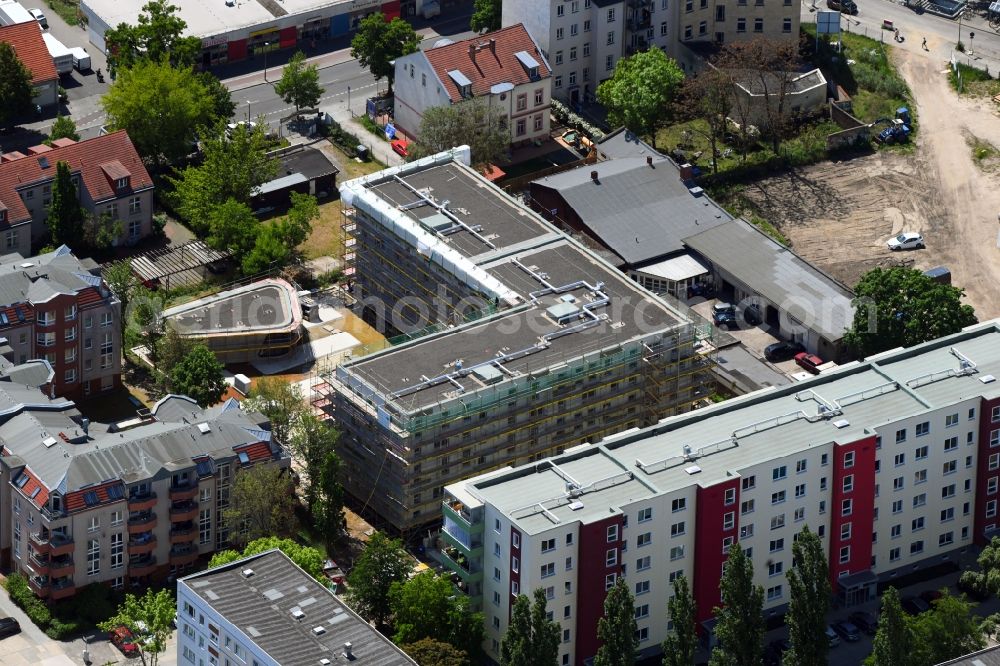 Berlin from the bird's eye view: Construction site to build a new multi-family residential complex of Wohnungsbaugenossenschaft Solidaritaet eG on Kurze Strasse in Berlin, Germany