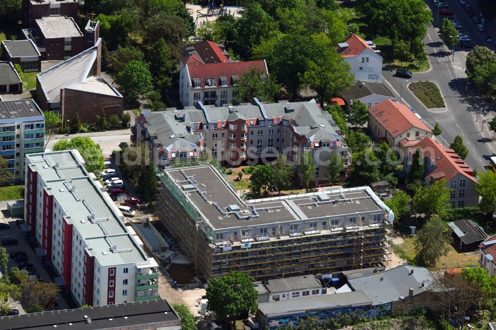 Berlin from the bird's eye view: Construction site to build a new multi-family residential complex of Wohnungsbaugenossenschaft Solidaritaet eG on Kurze Strasse in Berlin, Germany