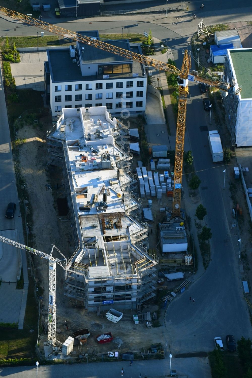 Aerial photograph Rostock - Construction site to build a new multi-family residential complex of Wohnungsgenossenschaft Marienehe eG on Hellingstrasse in Rostock in the state Mecklenburg - Western Pomerania, Germany