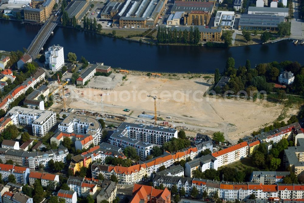 Berlin from the bird's eye view: Construction site to build a new multi-family residential complex WOHNWERK on Spreeknie of BUWOG Bautraeger GmbH on Fliessstrasse in the district Treptow-Koepenick in Berlin, Germany