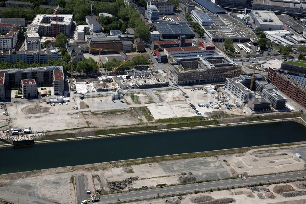 Mainz from the bird's eye view: Construction site to build a new multi-family residential complex on Zollhafen in Mainz in the state Rhineland-Palatinate, Germany