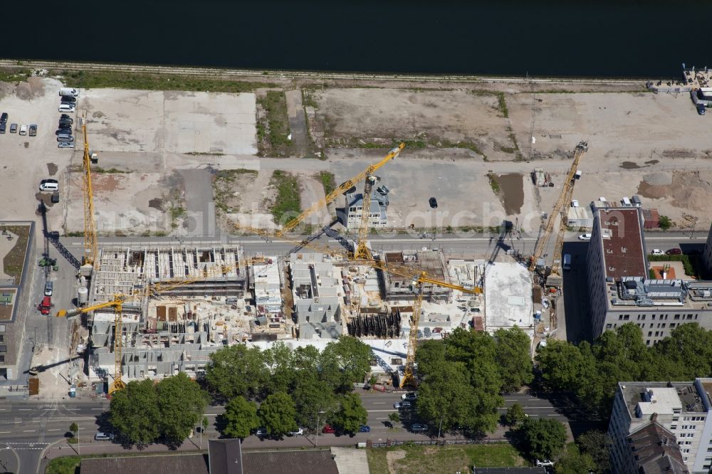 Mainz from the bird's eye view: Construction site to build a new multi-family residential complex on Zollhafen in Mainz in the state Rhineland-Palatinate, Germany