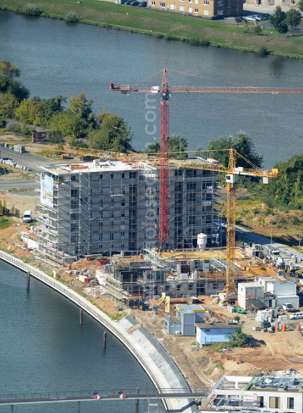 Aerial photograph Offenbach am Main - Construction site to build a new multi-family residential complex durch die Baufirma Adolf Lupp GmbH + Co KG auf der Hafeninsel in Frankfurt in the state Hesse