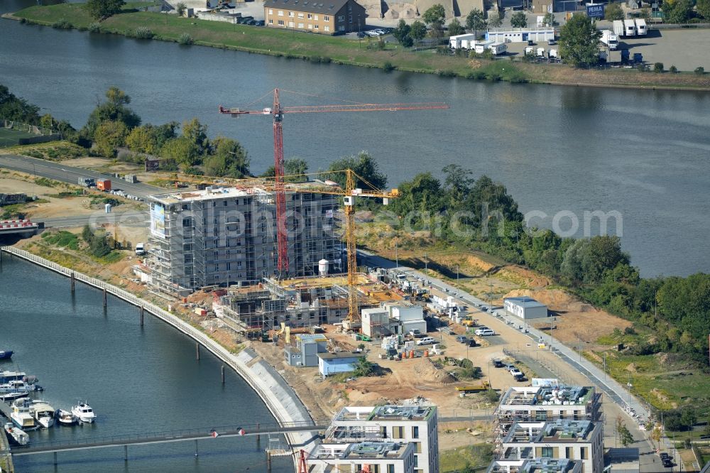 Offenbach am Main from above - Construction site to build a new multi-family residential complex durch die Baufirma Adolf Lupp GmbH + Co KG auf der Hafeninsel in Frankfurt in the state Hesse