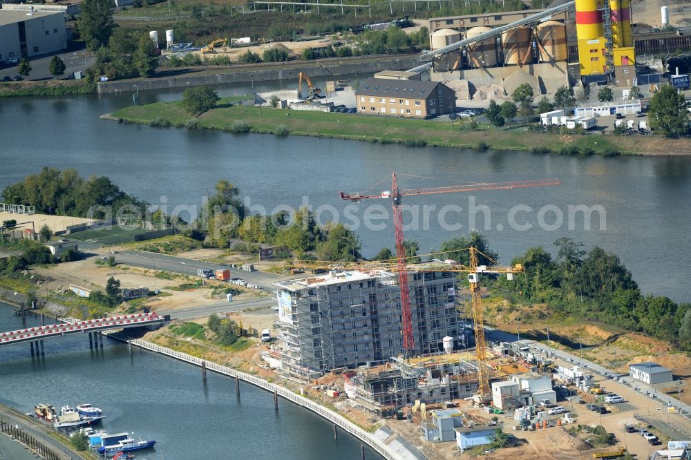 Offenbach am Main from the bird's eye view: Construction site to build a new multi-family residential complex durch die Baufirma Adolf Lupp GmbH + Co KG auf der Hafeninsel in Frankfurt in the state Hesse