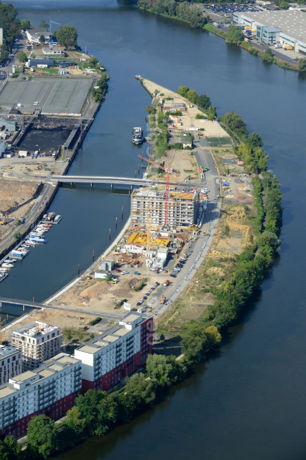 Aerial photograph Offenbach am Main - Construction site to build a new multi-family residential complex durch die Baufirma Adolf Lupp GmbH + Co KG auf der Hafeninsel in Frankfurt in the state Hesse