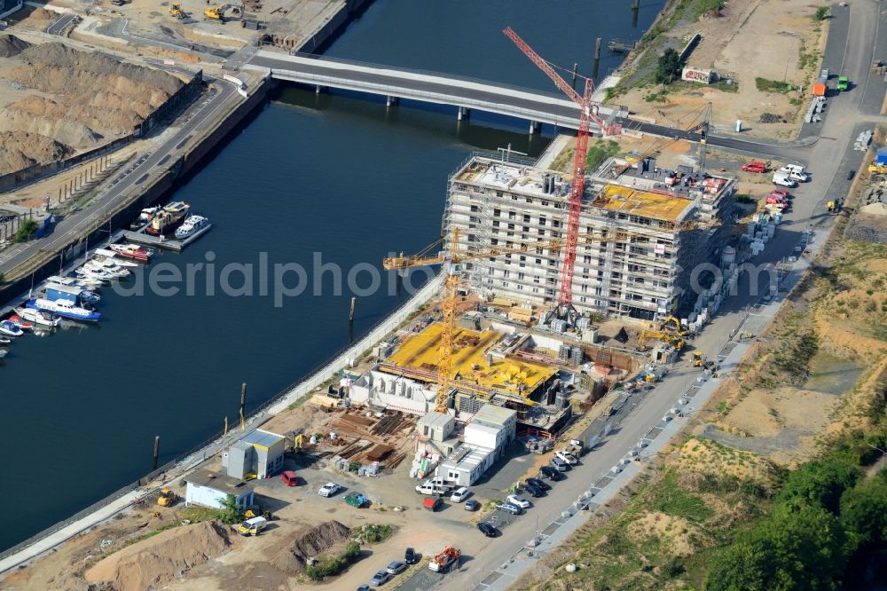 Offenbach am Main from above - Construction site to build a new multi-family residential complex durch die Baufirma Adolf Lupp GmbH + Co KG auf der Hafeninsel in Frankfurt in the state Hesse