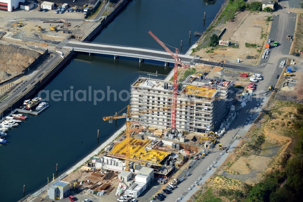 Offenbach am Main from the bird's eye view: Construction site to build a new multi-family residential complex durch die Baufirma Adolf Lupp GmbH + Co KG auf der Hafeninsel in Frankfurt in the state Hesse