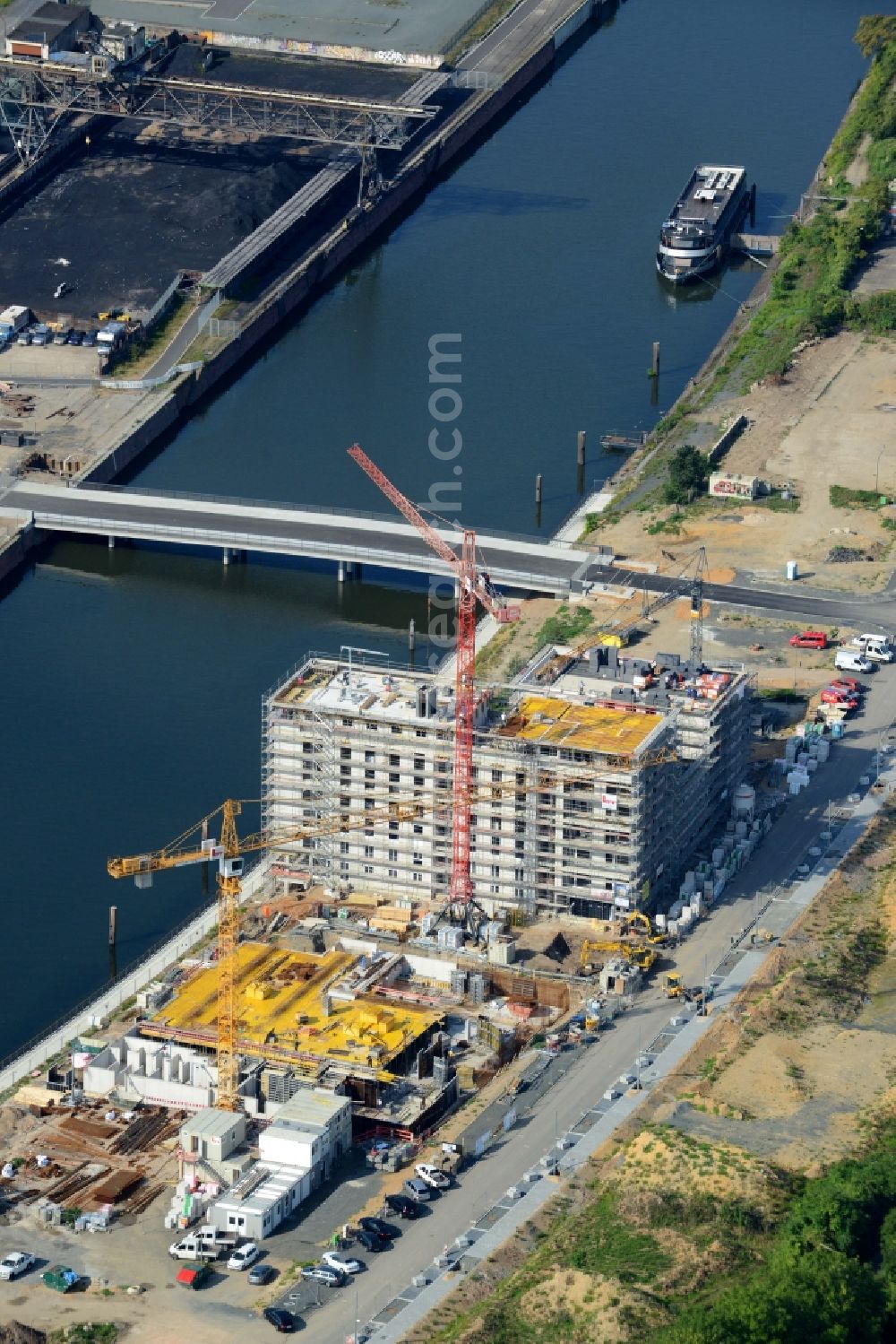 Aerial image Offenbach am Main - Construction site to build a new multi-family residential complex durch die Baufirma Adolf Lupp GmbH + Co KG auf der Hafeninsel in Frankfurt in the state Hesse