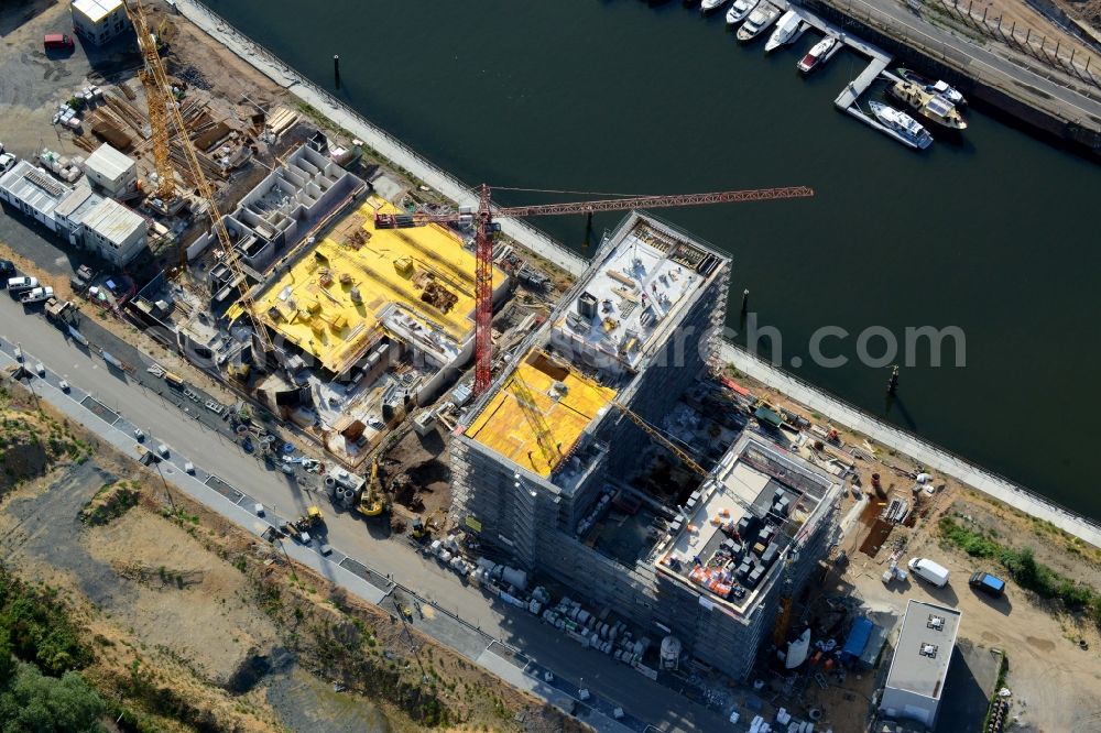 Aerial photograph Offenbach am Main - Construction site to build a new multi-family residential complex durch die Baufirma Adolf Lupp GmbH + Co KG auf der Hafeninsel in Frankfurt in the state Hesse