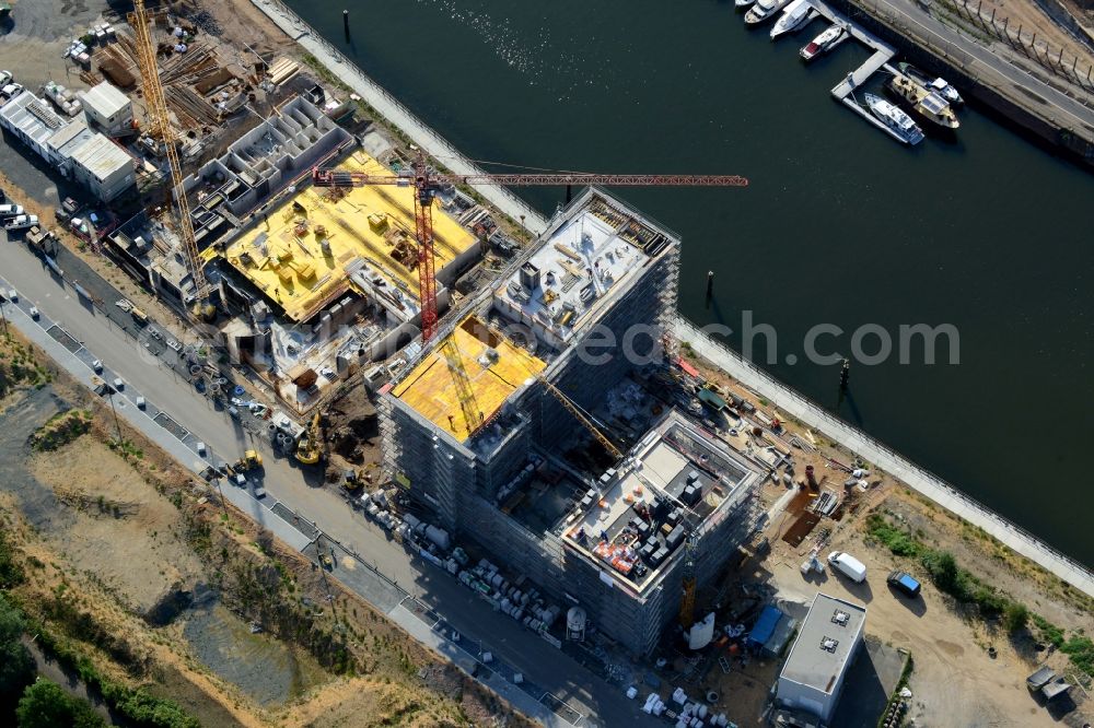 Offenbach am Main from above - Construction site to build a new multi-family residential complex durch die Baufirma Adolf Lupp GmbH + Co KG auf der Hafeninsel in Frankfurt in the state Hesse