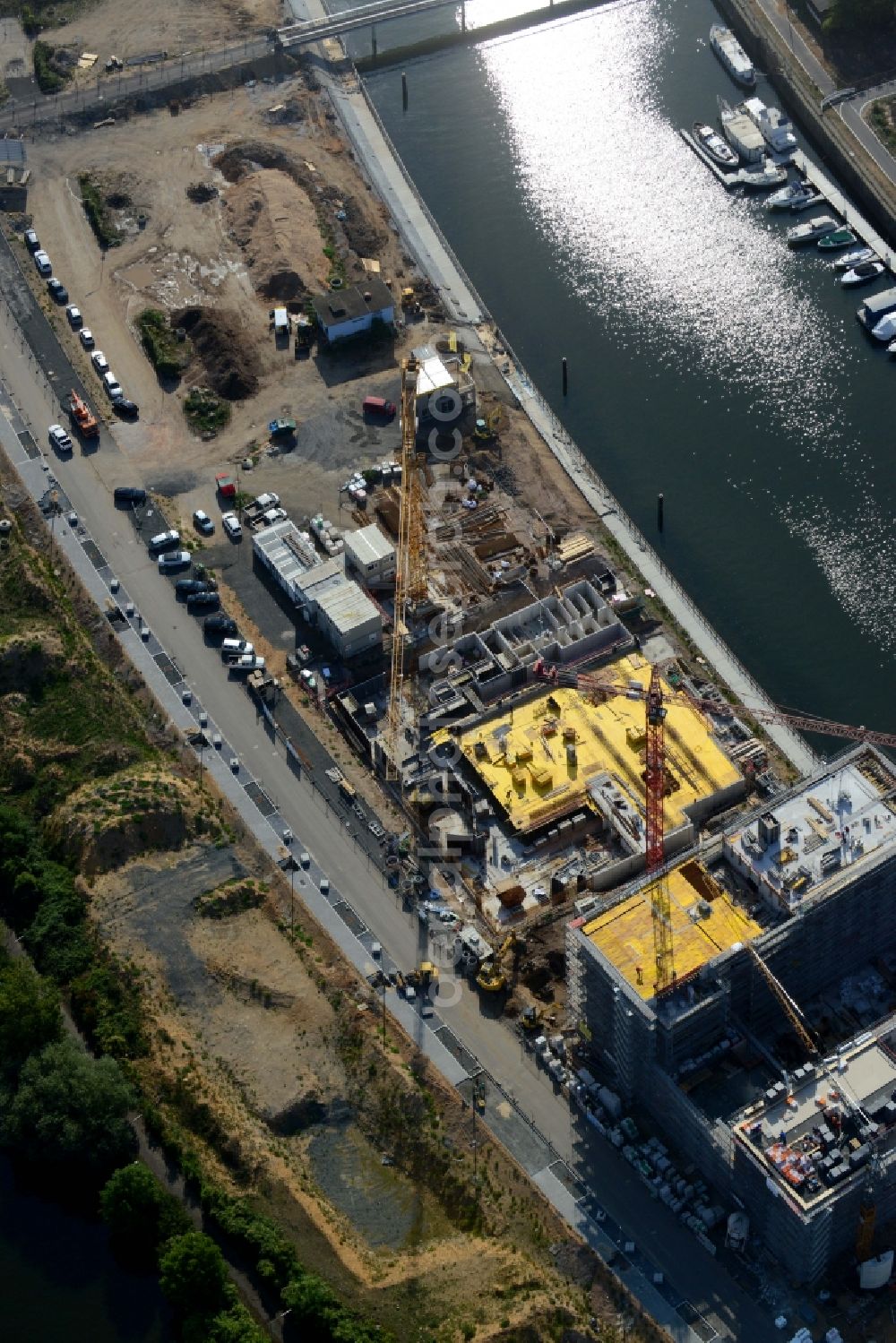 Offenbach am Main from the bird's eye view: Construction site to build a new multi-family residential complex durch die Baufirma Adolf Lupp GmbH + Co KG auf der Hafeninsel in Frankfurt in the state Hesse