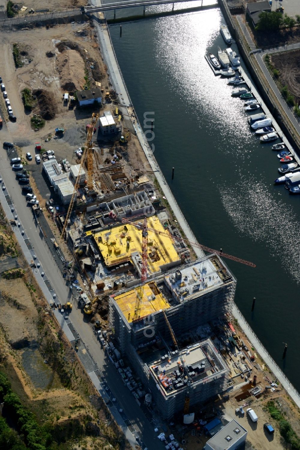 Aerial image Offenbach am Main - Construction site to build a new multi-family residential complex durch die Baufirma Adolf Lupp GmbH + Co KG auf der Hafeninsel in Frankfurt in the state Hesse