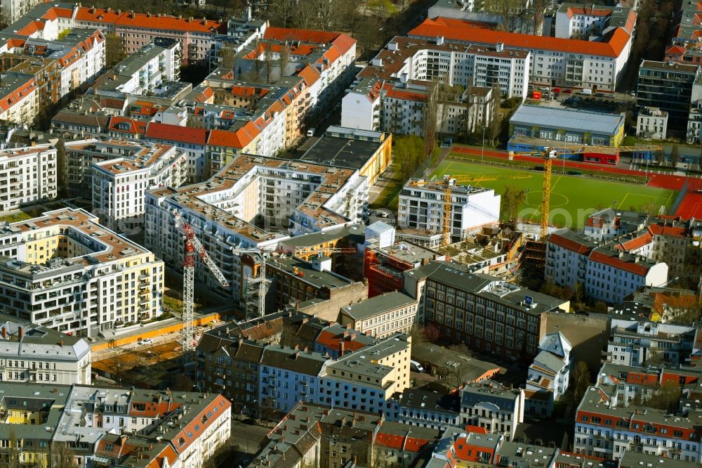 Berlin from the bird's eye view: Construction site to build a new multi-family residential complex the Schreibfederhoefe on Weserstrasse and Box Seven at Freudenberg- Areal on Boxhagener Strasse in the district Friedrichshain in Berlin, Germany