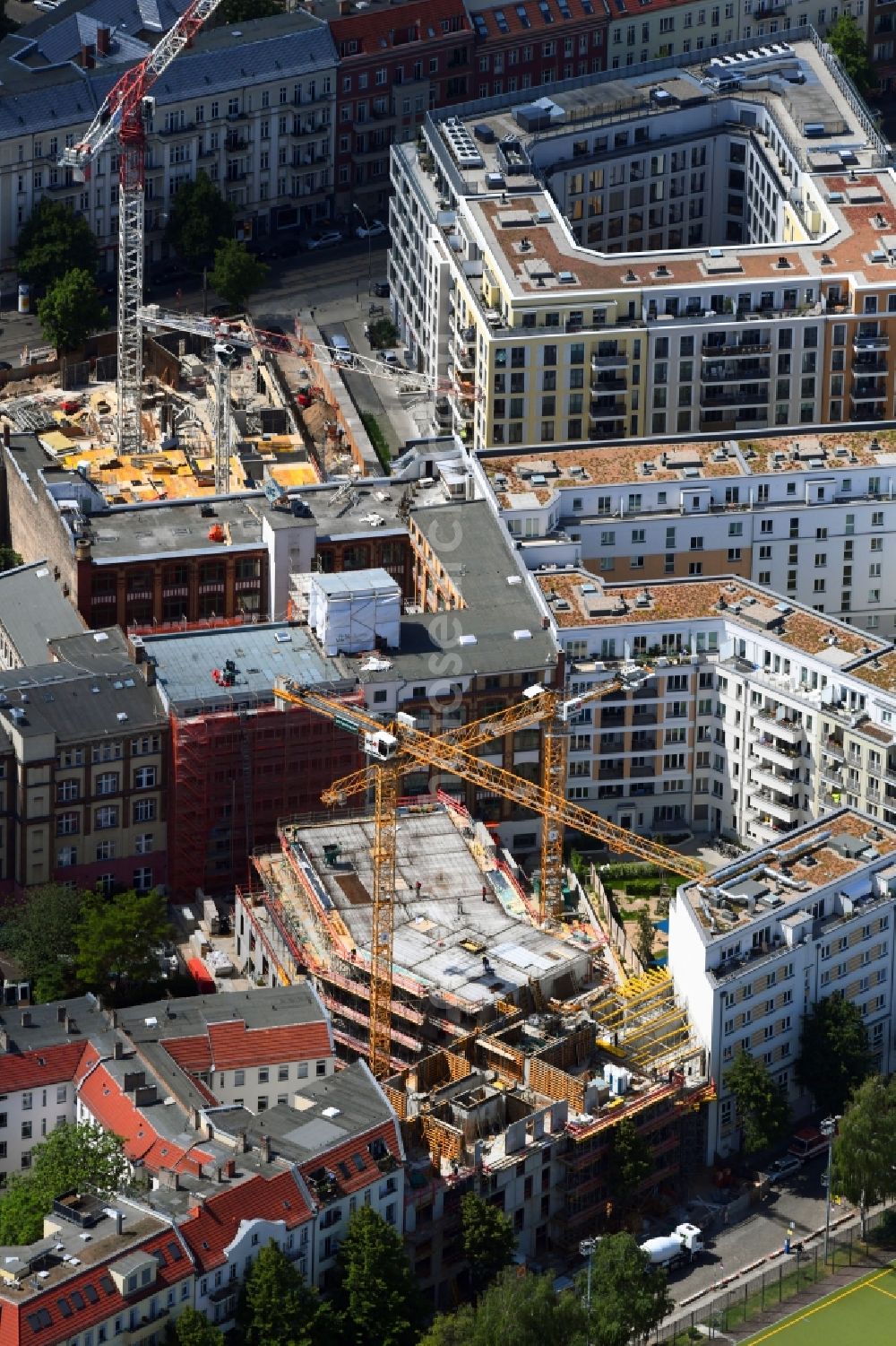 Berlin from the bird's eye view: Construction site to build a new multi-family residential complex the Schreibfederhoefe on Weserstrasse and Box Seven at Freudenberg- Areal on Boxhagener Strasse in the district Friedrichshain in Berlin, Germany