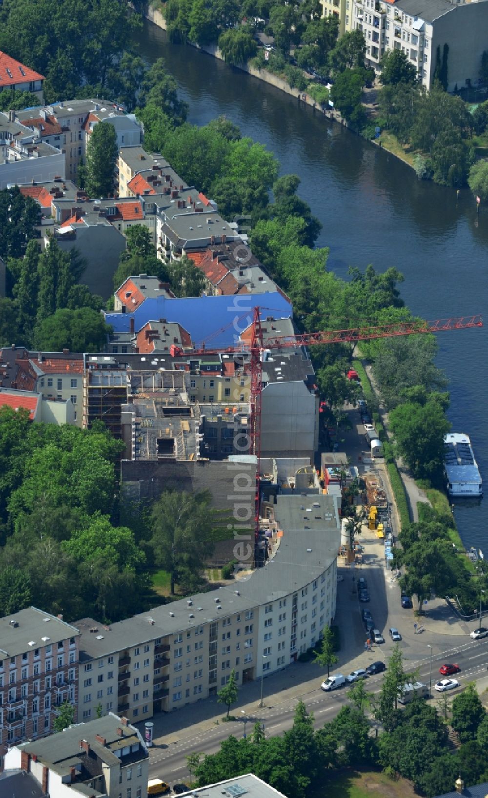 Aerial photograph Berlin - Construction site for renovation and construction of a multi-family dwelling by the construction company WOLFF at the Charlottenburg shore on the Caprivibrücke the Spree course in Berlin Charlottenburg