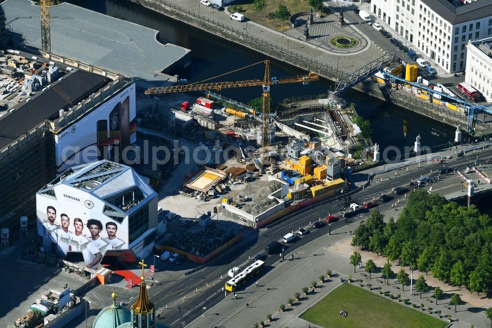 Berlin from the bird's eye view: Station building and track systems of Metro subway station U-Bahnhof Museumsinsel on Schlossplatz in the district Mitte in Berlin, Germany