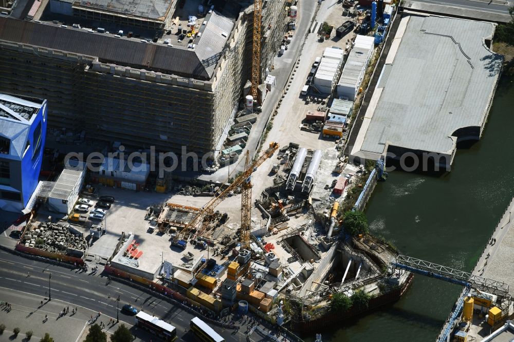 Aerial image Berlin - Station building and track systems of Metro subway station U-Bahnhof Museumsinsel on Schlossplatz in the district Mitte in Berlin, Germany