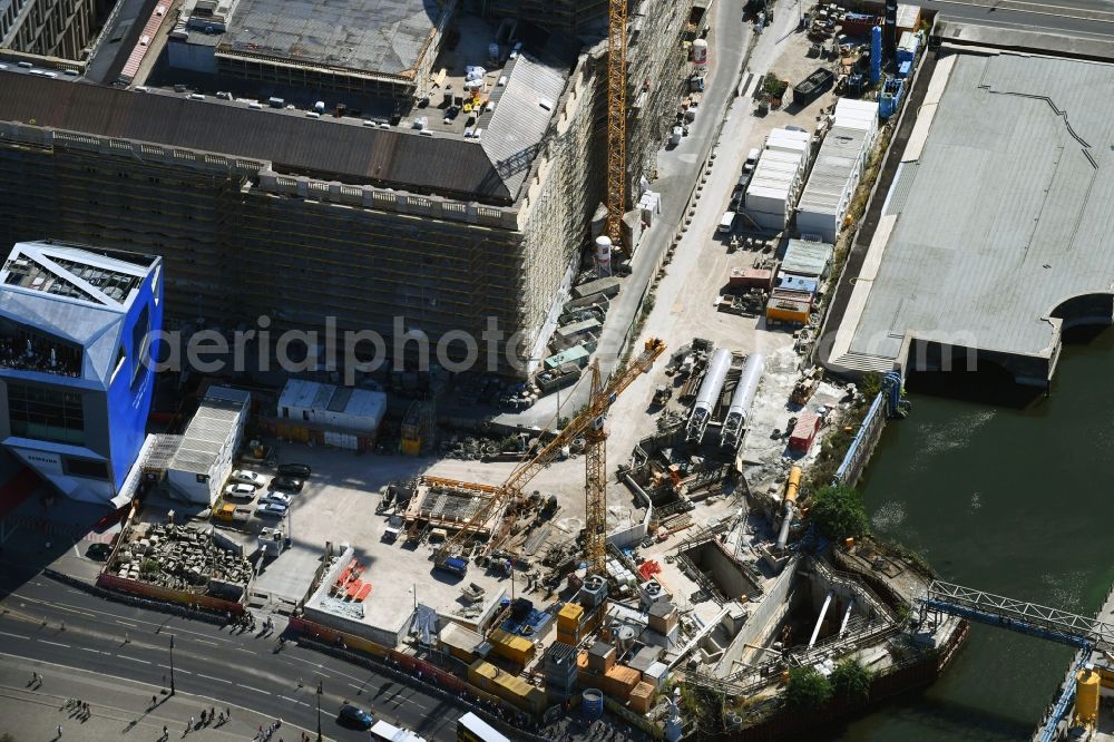 Aerial photograph Berlin - Station building and track systems of Metro subway station U-Bahnhof Museumsinsel on Schlossplatz in the district Mitte in Berlin, Germany