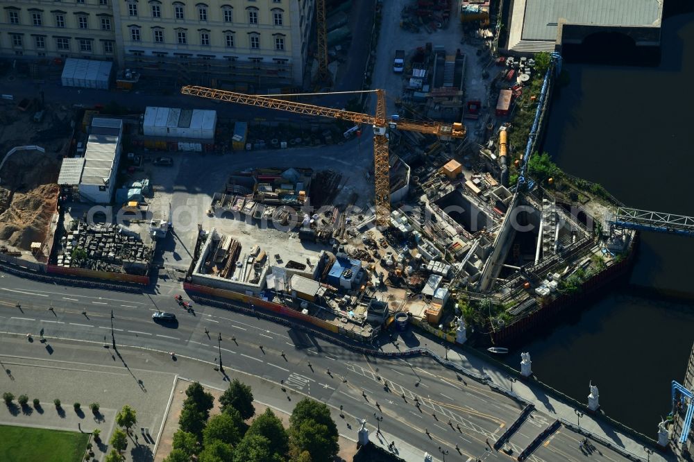 Aerial image Berlin - Station building and track systems of Metro subway station U-Bahnhof Museumsinsel on Schlossplatz in the district Mitte in Berlin, Germany