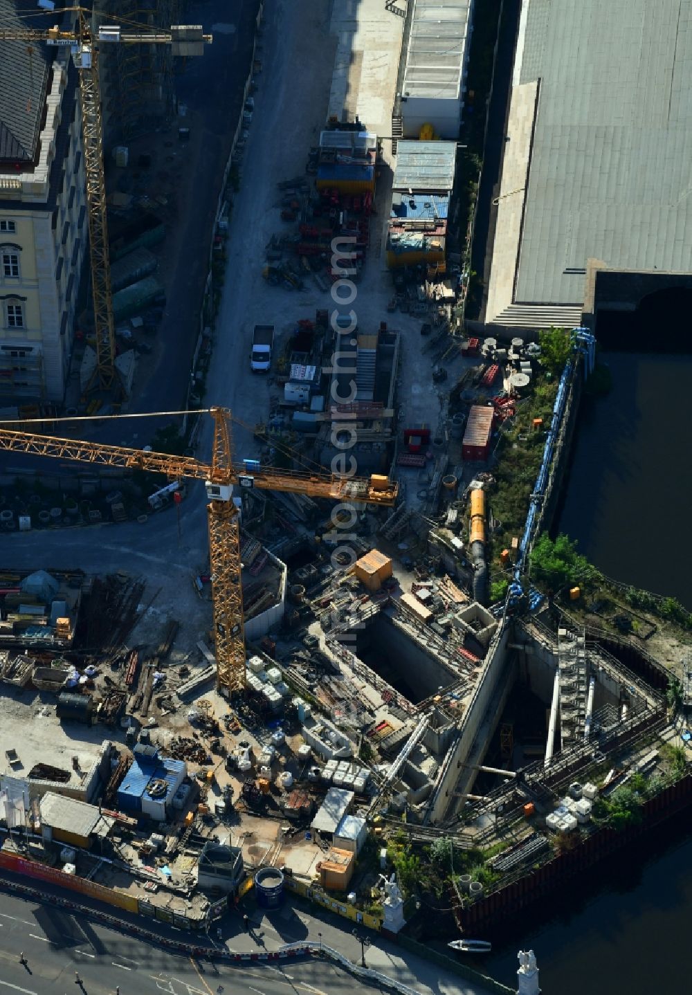 Aerial photograph Berlin - Station building and track systems of Metro subway station U-Bahnhof Museumsinsel on Schlossplatz in the district Mitte in Berlin, Germany