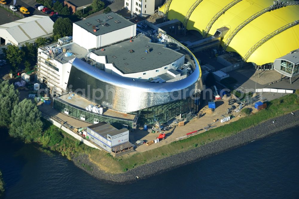 Hamburg from the bird's eye view: Construction site for the new building of the new Musical Theatre, Stage entertainment on the banks of the Elbe in Hamburg Steinwerder