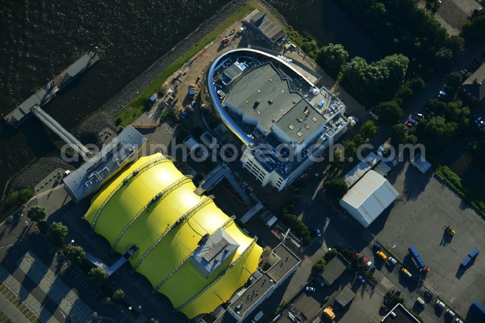 Hamburg from the bird's eye view: Construction site for the new building of the new Musical Theatre, Stage entertainment on the banks of the Elbe in Hamburg Steinwerder