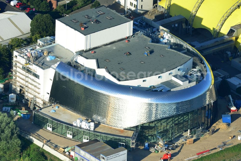 Hamburg from the bird's eye view: Construction site for the new building of the new Musical Theatre, Stage entertainment on the banks of the Elbe in Hamburg Steinwerder