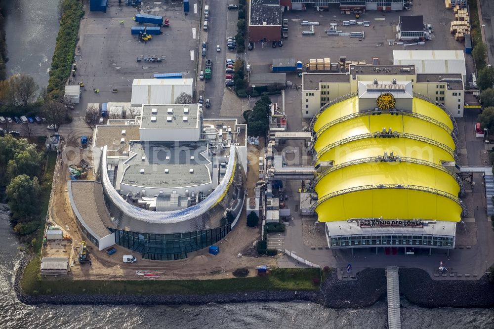 Hamburg from the bird's eye view: Construction site for the new building of the new Musical Theatre, Stage entertainment on the banks of the Elbe in Hamburg Steinwerder