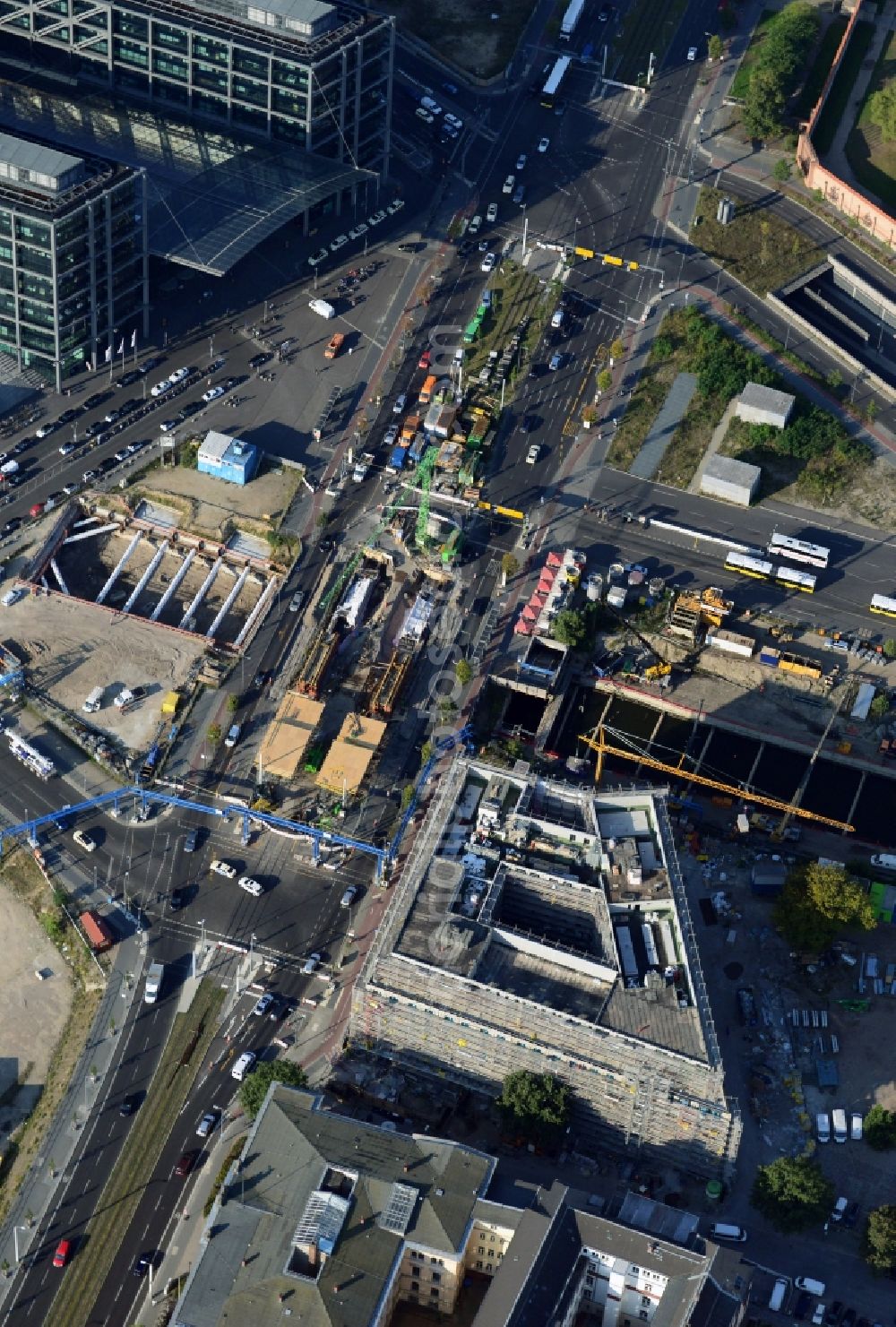 Berlin from the bird's eye view: Construction site to build a new north - south tunnel for the train at the main station in Berlin Moabit. Known as the S21 north tunnel connection is part of the tunnel complex of the German Bahn AG