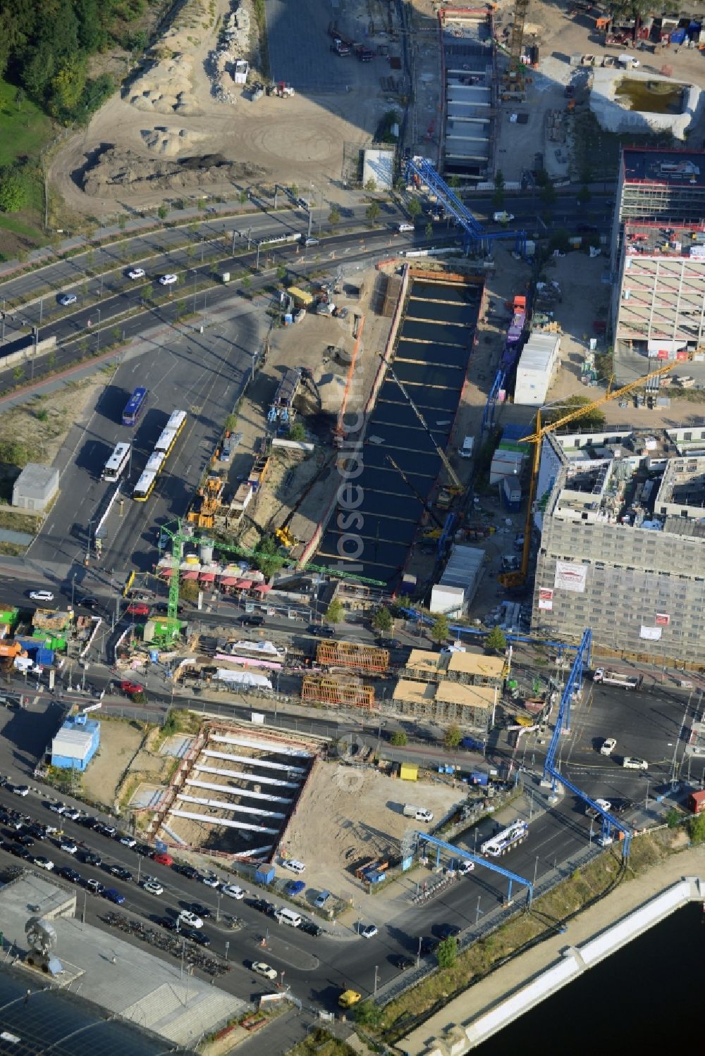 Aerial image Berlin - Construction site to build a new north - south tunnel for the train at the main station in Berlin Moabit. Known as the S21 north tunnel connection is part of the tunnel complex of the German Bahn AG