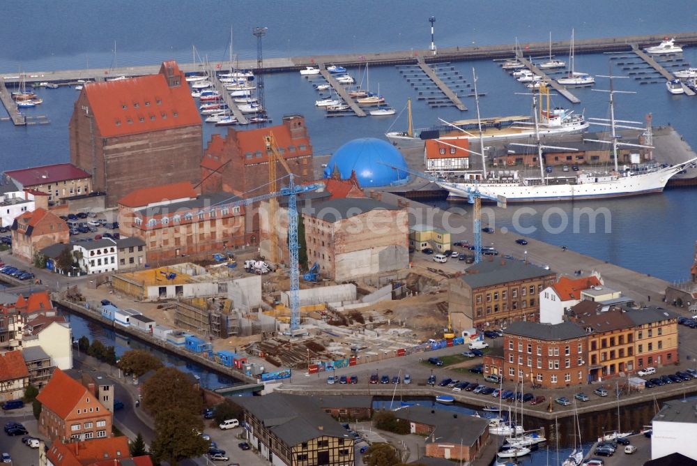 Stralsund from the bird's eye view: Harbor island by Ozeaneum Oceanographic Museum in Stralsund in Mecklenburg - Western Pomerania