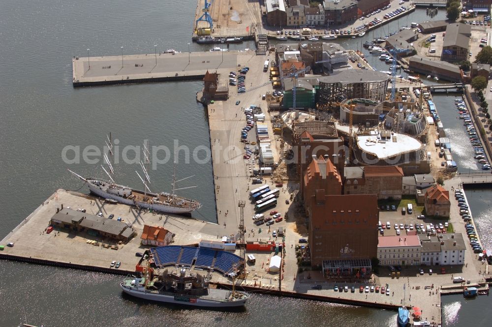 Stralsund from the bird's eye view: Harbor island by Ozeaneum Oceanographic Museum in Stralsund in Mecklenburg - Western Pomerania