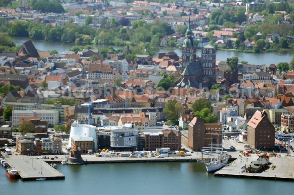 Aerial photograph Stralsund - Harbor island by Ozeaneum Oceanographic Museum in Stralsund in Mecklenburg - Western Pomerania