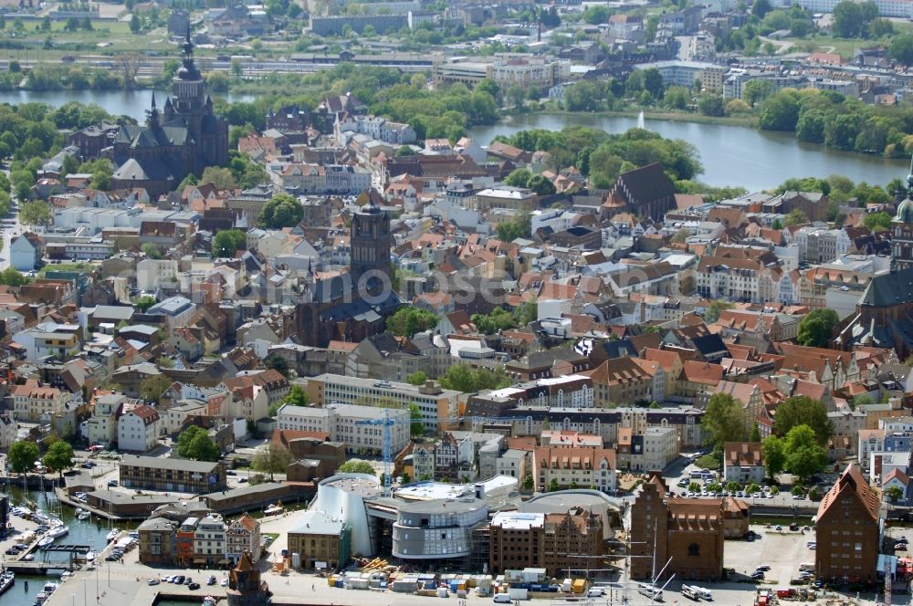 Stralsund from the bird's eye view: Harbor island by Ozeaneum Oceanographic Museum in Stralsund in Mecklenburg - Western Pomerania