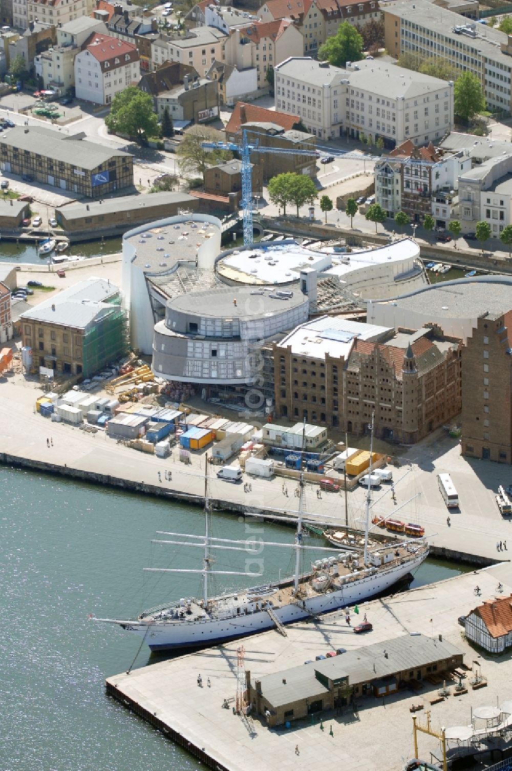 Stralsund from the bird's eye view: Harbor island by Ozeaneum Oceanographic Museum in Stralsund in Mecklenburg - Western Pomerania