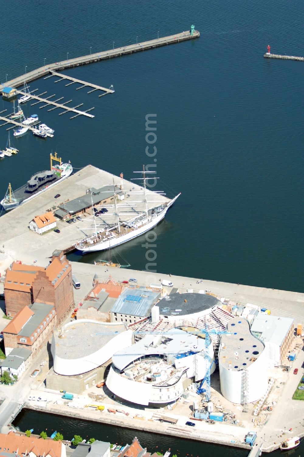 Stralsund from the bird's eye view: Harbor island by Ozeaneum Oceanographic Museum in Stralsund in Mecklenburg - Western Pomerania