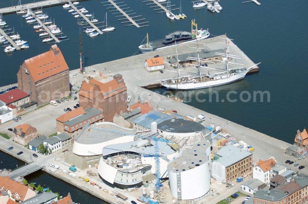 Stralsund from the bird's eye view: Harbor island by Ozeaneum Oceanographic Museum in Stralsund in Mecklenburg - Western Pomerania