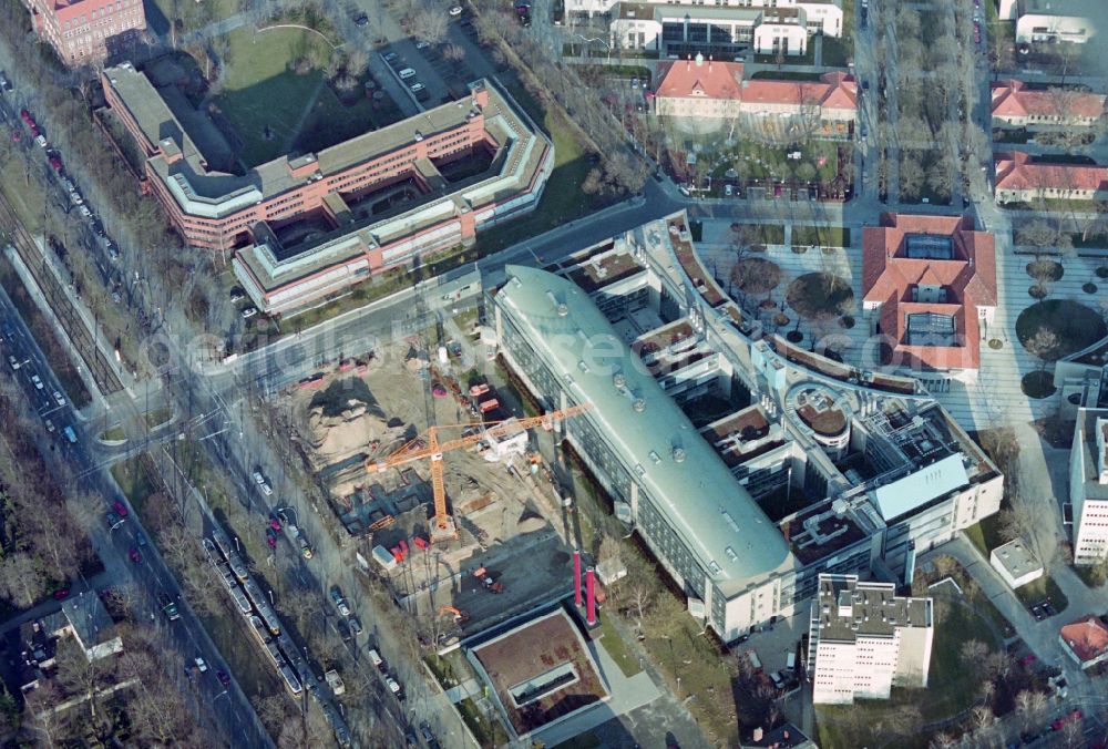 Aerial photograph Berlin - Construction site for the new parking garage CONTIPARK Parkhaus Charité Campus Virchow Klinikum on street Seestrasse in the district Wedding in Berlin, Germany