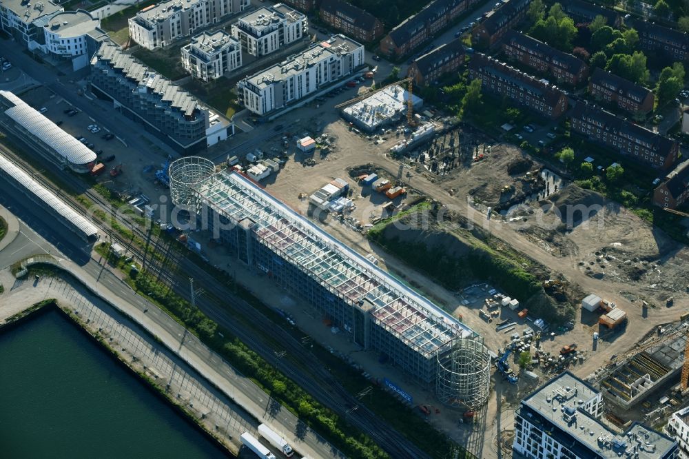 Aerial photograph Rostock - Building site to the new building of the multi-storey car park by the mole fire on the area of the former freight depot in Rostock in the federal state Mecklenburg-West Pomerania, Germany