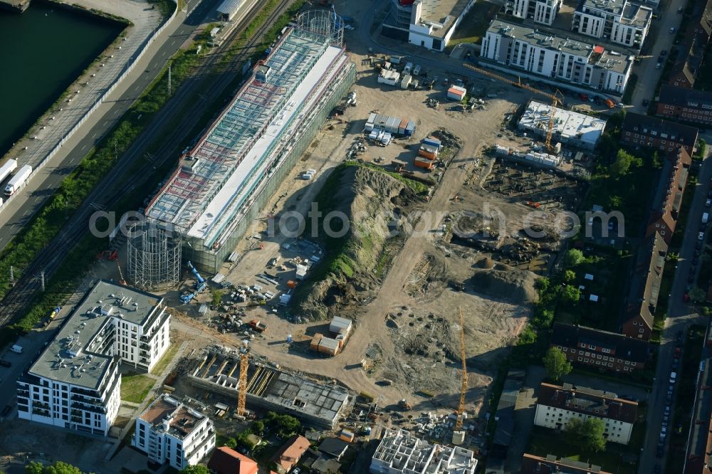 Rostock from the bird's eye view: Building site to the new building of the multi-storey car park by the mole fire on the area of the former freight depot in Rostock in the federal state Mecklenburg-West Pomerania, Germany