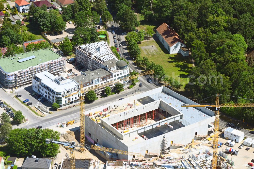 Bernau from the bird's eye view: Construction site for the new parking garage and Mehrzweckhalle on Ladeburger Chaussee - Jahnstrasse - Ladeburger Strasse in Bernau in the state Brandenburg, Germany