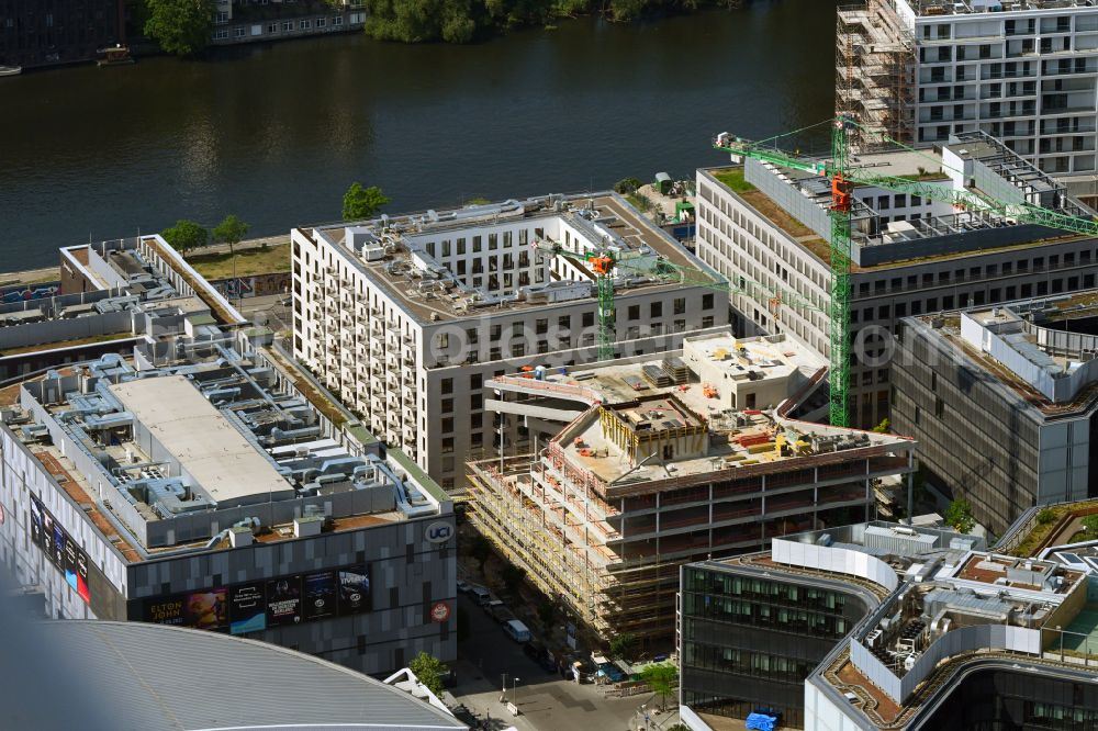 Aerial photograph Berlin - Construction site for the new parking garage on Valeska-Gert-Strasse in the district Friedrichshain in Berlin, Germany