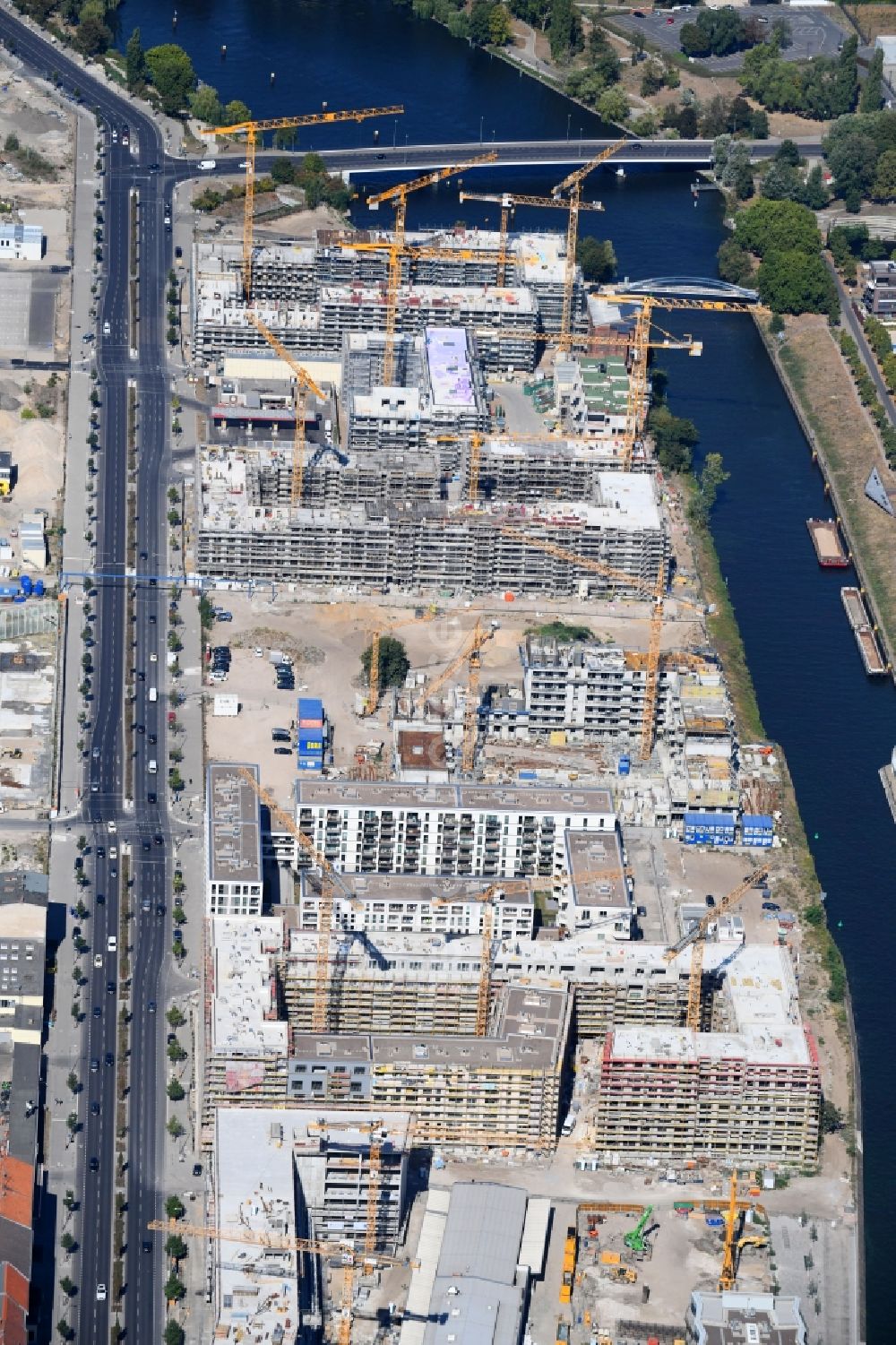 Berlin from the bird's eye view: Construction site to build a new multi-family residential complex Heidestrasse in the district Moabit in Berlin, Germany