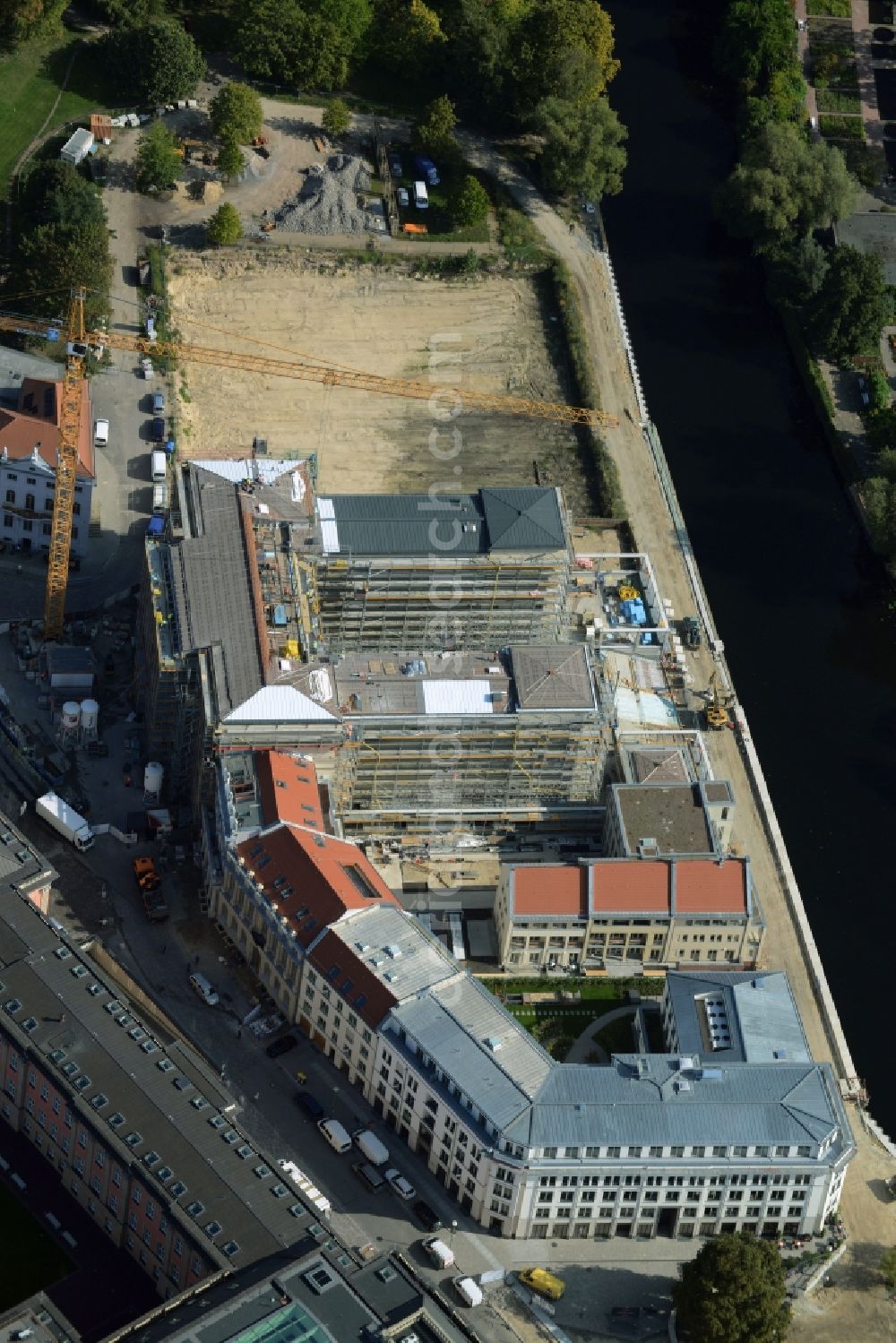 Aerial photograph Potsdam - Construction site for the new building of the quarter HQ Humboldt in Potsdam in the state of Brandenburg. The Humboldt quarter is located on the riverbank of the Alte Fahrt and will include offices and residential apartments