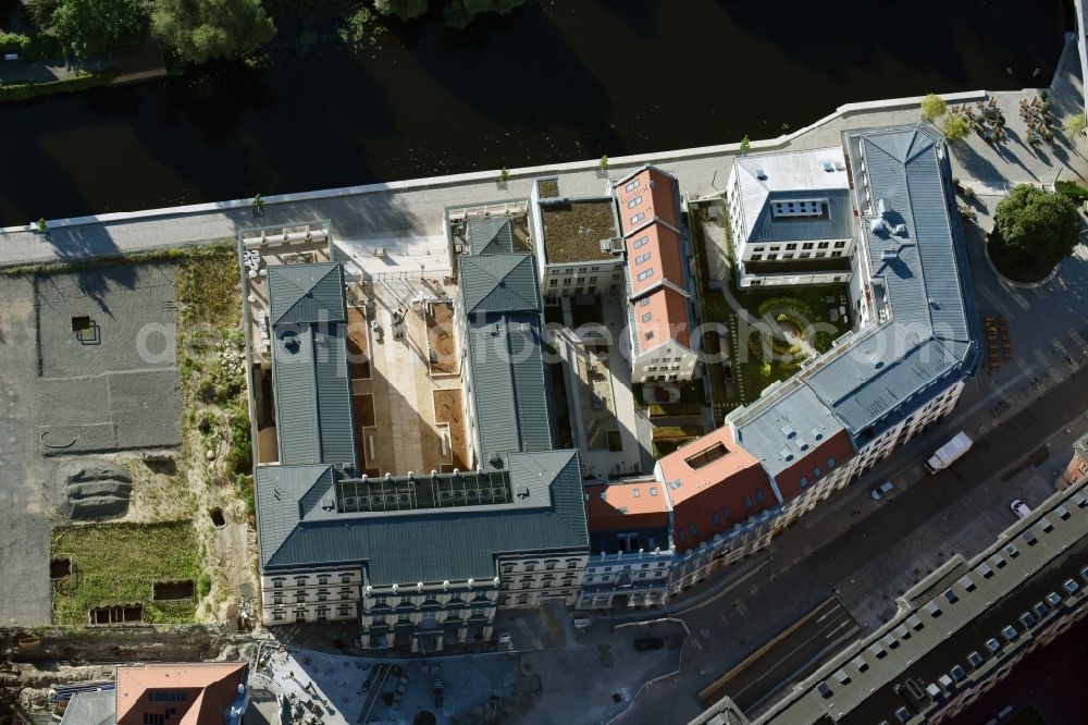 Aerial photograph Potsdam - Construction site for the new building of the quarter HQ Humboldt in Potsdam in the state of Brandenburg. The Humboldt quarter is located on the riverbank of the Alte Fahrt and will include offices and residential apartments