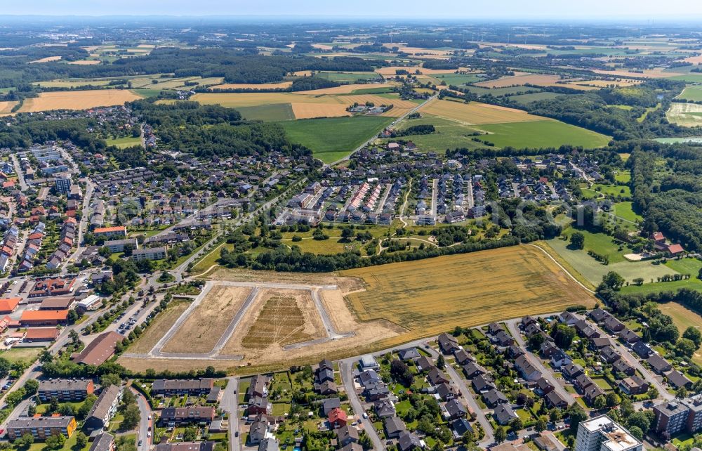 Beckum from the bird's eye view: Construction site of a new residential area of the terraced housing estate on Haselnussweg in Beckum in the state North Rhine-Westphalia, Germany