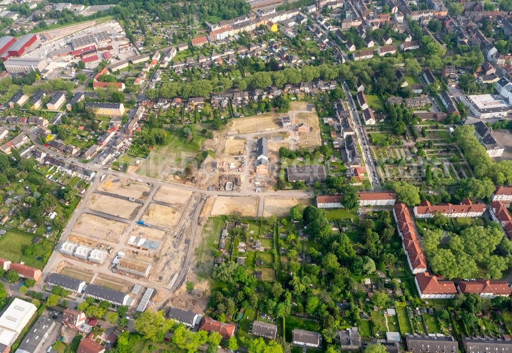 Gelsenkirchen from the bird's eye view: Construction site for the new building of row houses and a residential area in the South of Almastrasse in Gelsenkirchen in the state of North Rhine-Westphalia. The area is being developed by Vista Reihenhaus GmbH & Co.KG