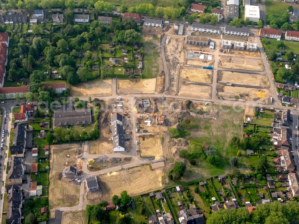 Gelsenkirchen from above - Construction site for the new building of row houses and a residential area in the South of Almastrasse in Gelsenkirchen in the state of North Rhine-Westphalia. The area is being developed by Vista Reihenhaus GmbH & Co.KG