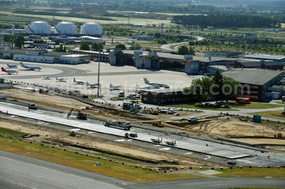 Schönefeld from the bird's eye view: Construction site of STRABAG Strassen- und Tiefbau AG for the construction of a roller track and taxiway on the airport grounds in Schoenefeld, Brandenburg, Germany